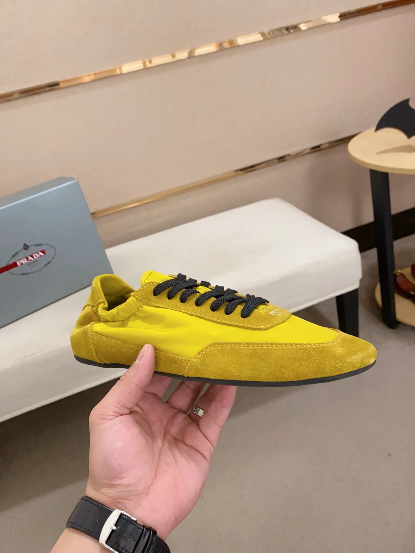 Men's shoes 💰 500💰 ✔️✔️✔️High version High-quality new PRADA counters are launched simultaneously. The new men's shoes and 😘fabrics are selected from first-layer cow suede and waterproof fabrics, and are made by pure handicrafts. Lining: Full sheepskin lining. 👍🏿 High-end ☄️ air-cushion molded anti-slip rubber outsole, exquisite lines, simple and elegant, comfortable and high-end for leisure travel. Number of yards: 38 to 44. Can be customized45